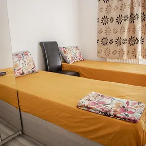  Apartment Floral, 5 Bed House In London With Garden, Parking United Kingdom